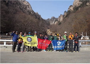 4月份旅行考察代表隊(duì)以雪岳山為背景合影留念