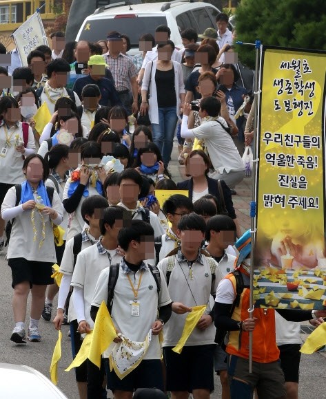     在韓國“世越號”沉船事故中幸存的46名檀園高中學(xué)生和10名學(xué)生家長于當(dāng)?shù)貢r(shí)間15日下午5點(diǎn)，從學(xué)校出發(fā)，向首爾汝矣島洞國會(huì)大廈進(jìn)行2天1夜的徒步行進(jìn)。