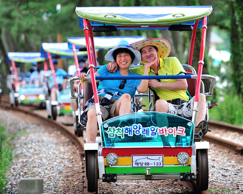 駕著三陟海洋鐵路自行車可以欣賞到東海岸的秀麗風(fēng)光