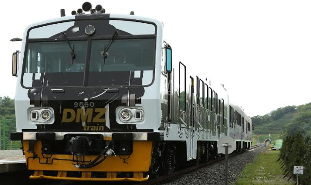 首爾至江原道鐵原的旅游列車“和平列車--非軍事區(qū)(DMZ)火車”首次投入運(yùn)行。（圖片來源：亞洲經(jīng)濟(jì)）