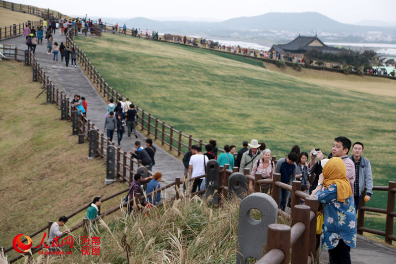 日出峰公園內(nèi)游人如織