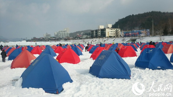 韓國平昌鱒魚節(jié)開幕 雪地冰釣樂趣無窮