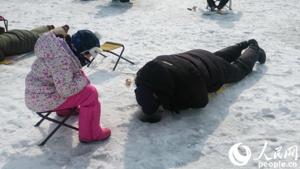 韓國平昌鱒魚節(jié)開幕 雪地冰釣樂趣無窮