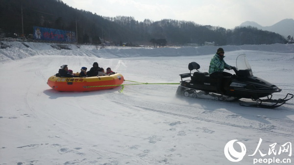 韓國平昌鱒魚節(jié)開幕 雪地冰釣樂趣無窮