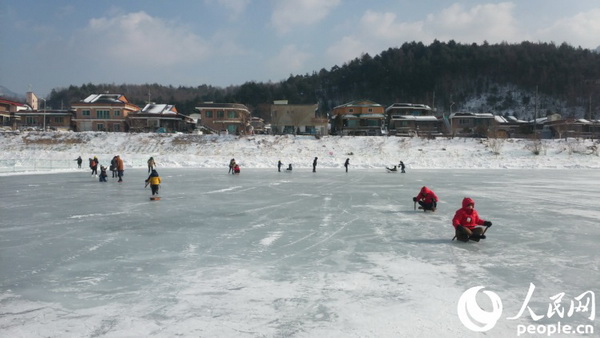 韓國(guó)平昌鱒魚節(jié)開幕 雪地冰釣樂(lè)趣無(wú)窮