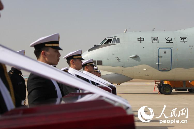 中國駐韓國大使為志愿軍烈士遺骸覆蓋國旗【高清組圖】