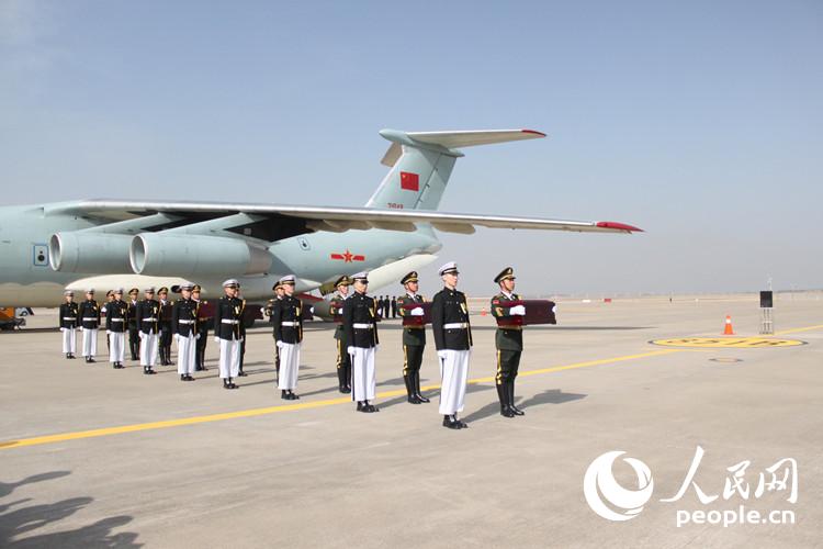 中國駐韓國大使為志愿軍烈士遺骸覆蓋國旗【高清組圖】