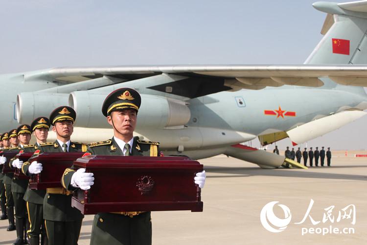 中國駐韓國大使為志愿軍烈士遺骸覆蓋國旗【高清組圖】