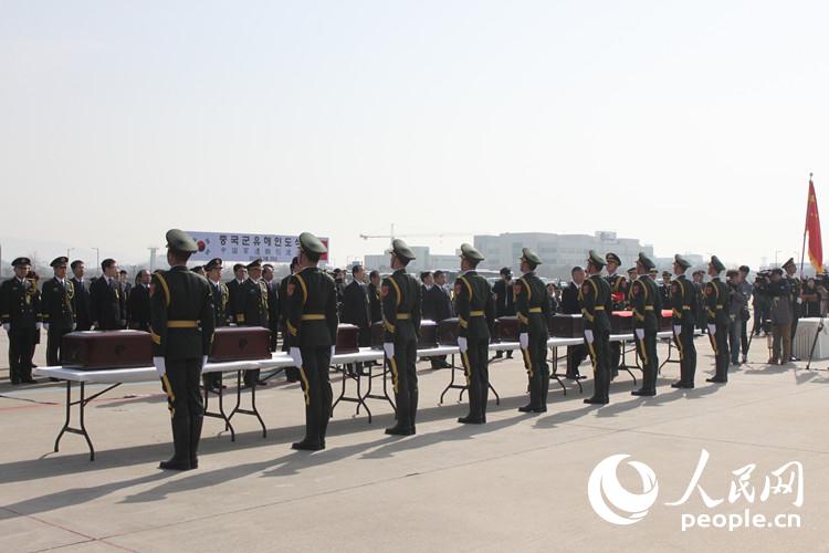 中國駐韓國大使為志愿軍烈士遺骸覆蓋國旗【高清組圖】