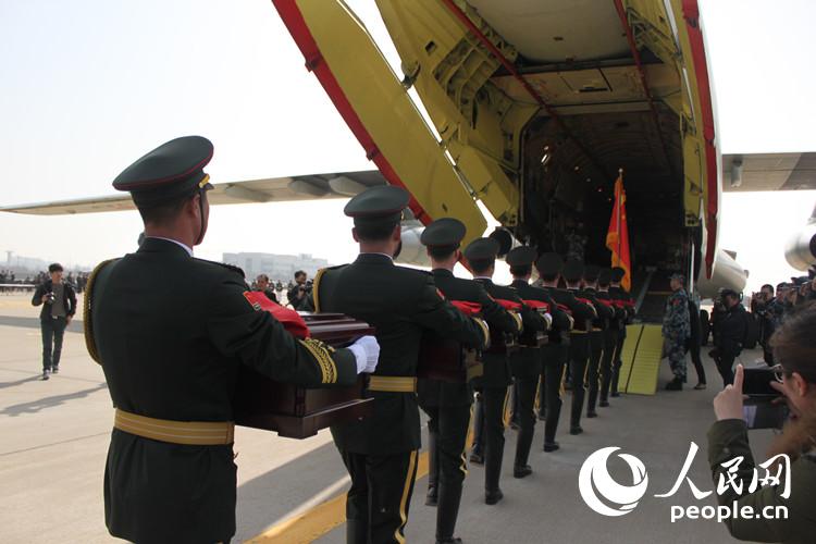 中國駐韓國大使為志愿軍烈士遺骸覆蓋國旗【高清組圖】