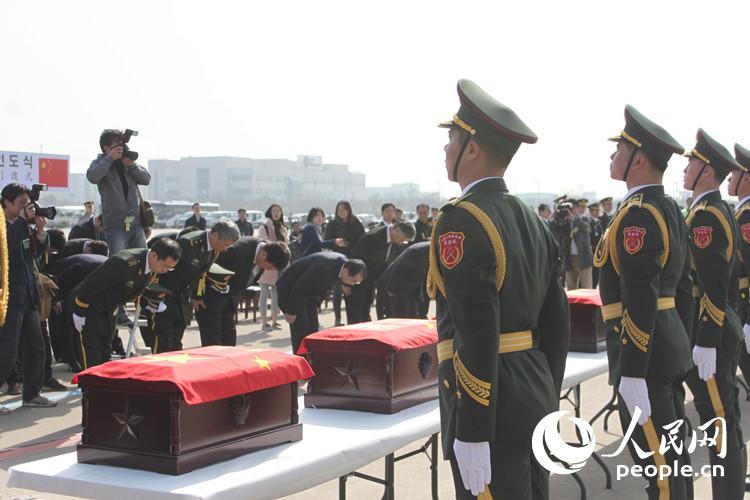 中國(guó)駐韓國(guó)大使為志愿軍烈士遺骸覆蓋國(guó)旗【高清組圖】