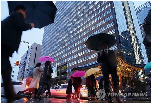 韓國：雨水降溫天氣澆滅踏青熱情【組圖】