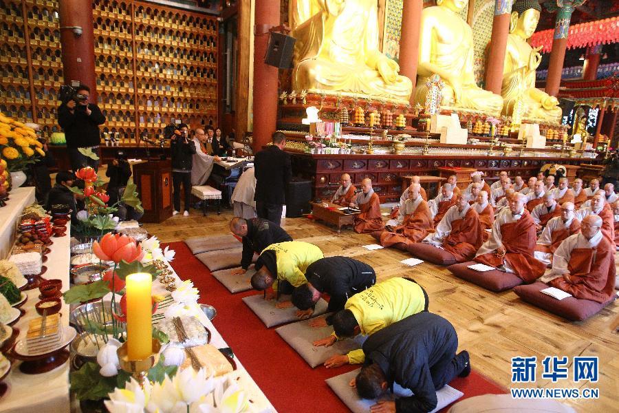 4月14日，在韓國(guó)首爾曹溪寺，“歲月”號(hào)沉船事故遇難者家屬在法會(huì)上祭奠親人。