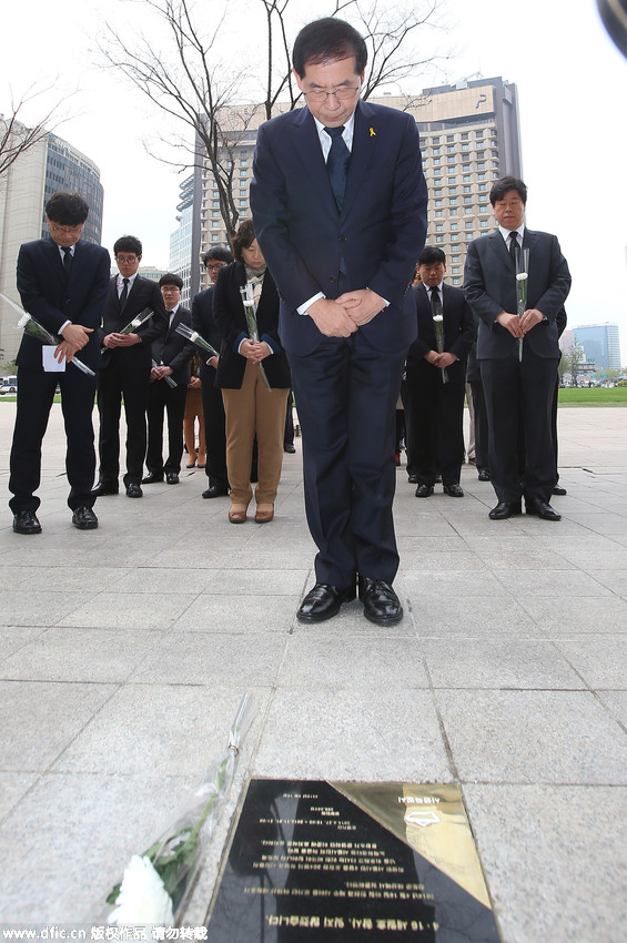 【高清】韓國首爾市長悼念“世越號”沉船事故遇難者