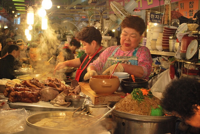 廣藏市場的夜市，食客絡(luò)繹不絕。