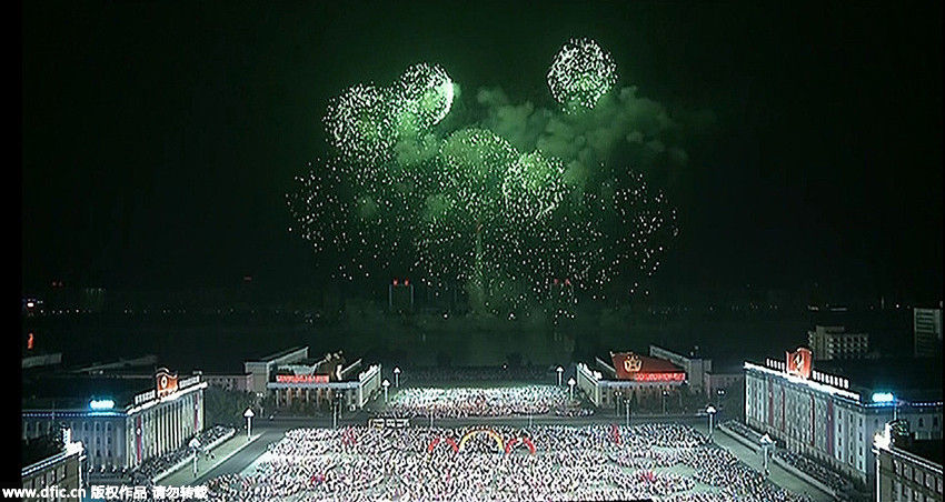 朝鮮燃放煙花舉辦晚會(huì) 慶祝光復(fù)70周年【組圖】