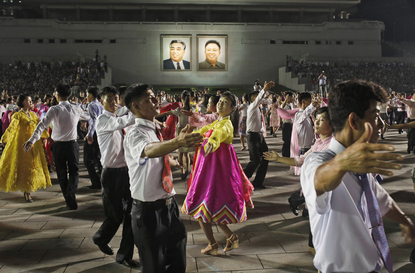 朝鮮燃放煙花舉辦晚會 慶祝光復(fù)70周年【組圖】