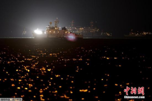 資料圖片：“世越號(hào)”自去年4月16日在全羅南道珍島郡近海沉沒后仍在水中，9名失蹤者下落不明。