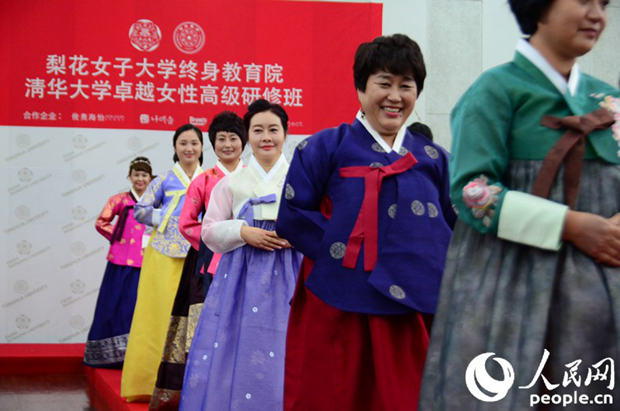 9月16日，清華大學(xué)卓越女性高級(jí)研修班一行在韓國梨花女子大學(xué)，進(jìn)行韓服走秀活動(dòng)體驗(yàn)。（照片拍攝：劉亞瓊）