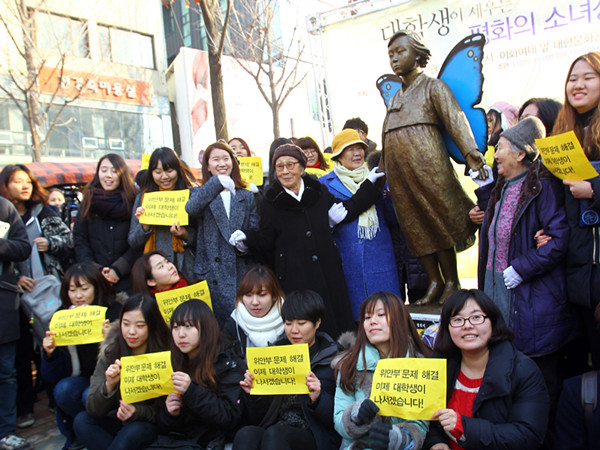 圖為2014年12月24日，在韓國(guó)首都首爾，由韓國(guó)大學(xué)生捐資設(shè)立的新“慰安婦”少女像在首爾市梨花女子大學(xué)附近的一座公園內(nèi)舉行揭幕儀式。