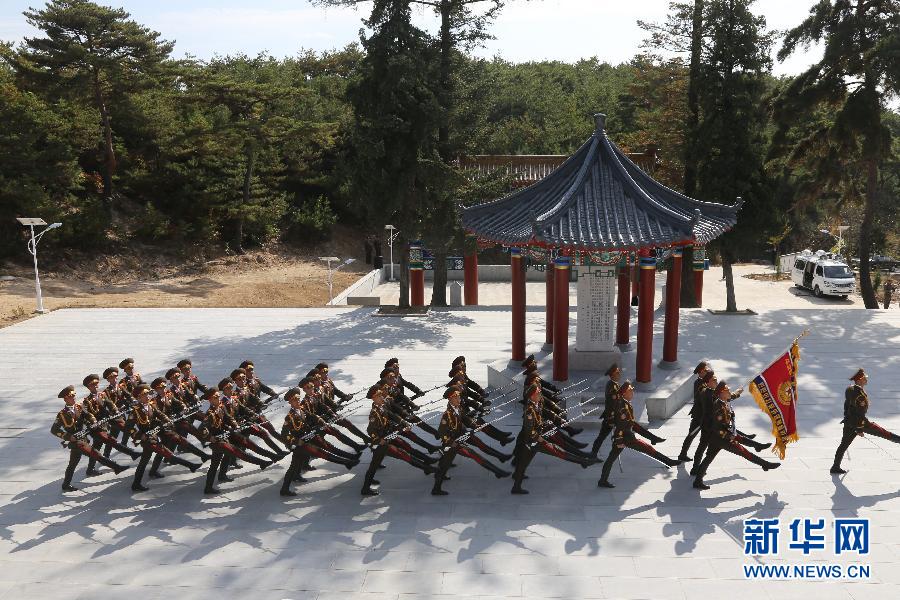 10月25日，在朝鮮開城，朝鮮三軍儀仗隊在開城烈士陵園舉行分列式。 新華社記者郭一娜攝