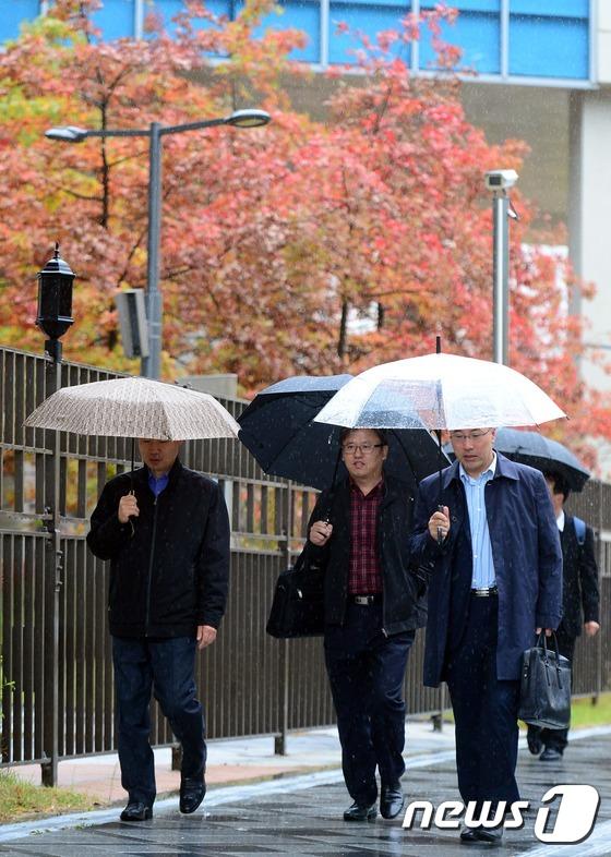 韓國首爾地區(qū)迎來秋雨 楓葉美景秋意更濃【組圖】