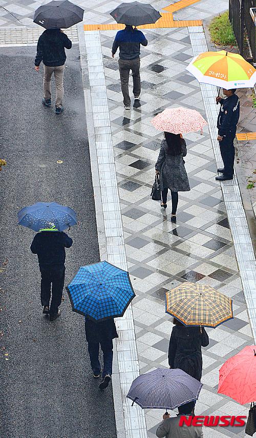 韓國首爾地區(qū)迎來秋雨 楓葉美景秋意更濃【組圖】