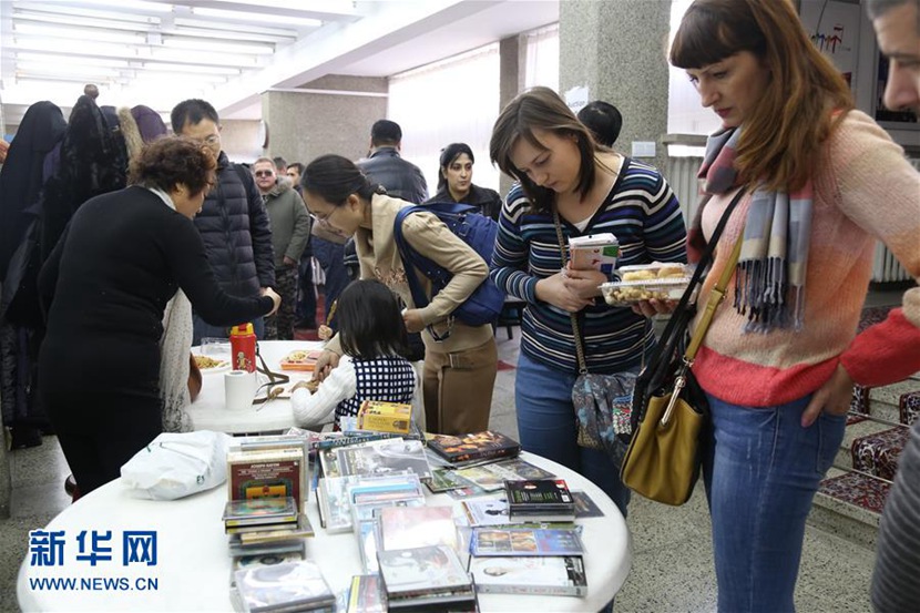  12月5日，在朝鮮平壤，參觀者在義賣現(xiàn)場(chǎng)挑選影碟。 新華社記者陸睿攝