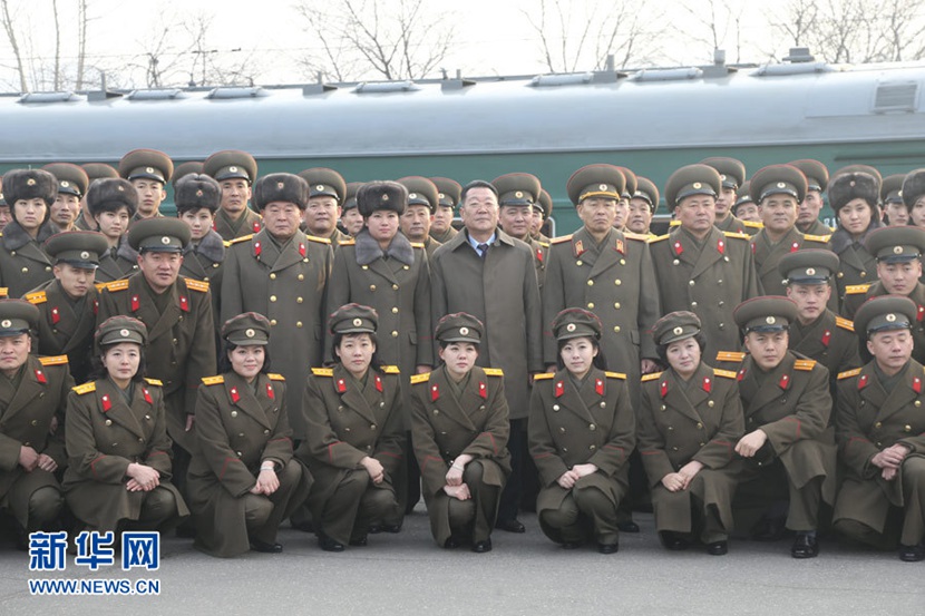 朝鮮功勛國(guó)家合唱團(tuán)和牡丹峰樂(lè)團(tuán)訪華 成員合影 （組圖）