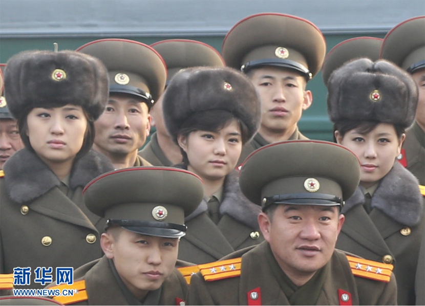  12月9日，在朝鮮首都平壤，朝鮮功勛國(guó)家合唱團(tuán)和牡丹峰樂團(tuán)成員臨行合影。新華社記者郭一娜攝