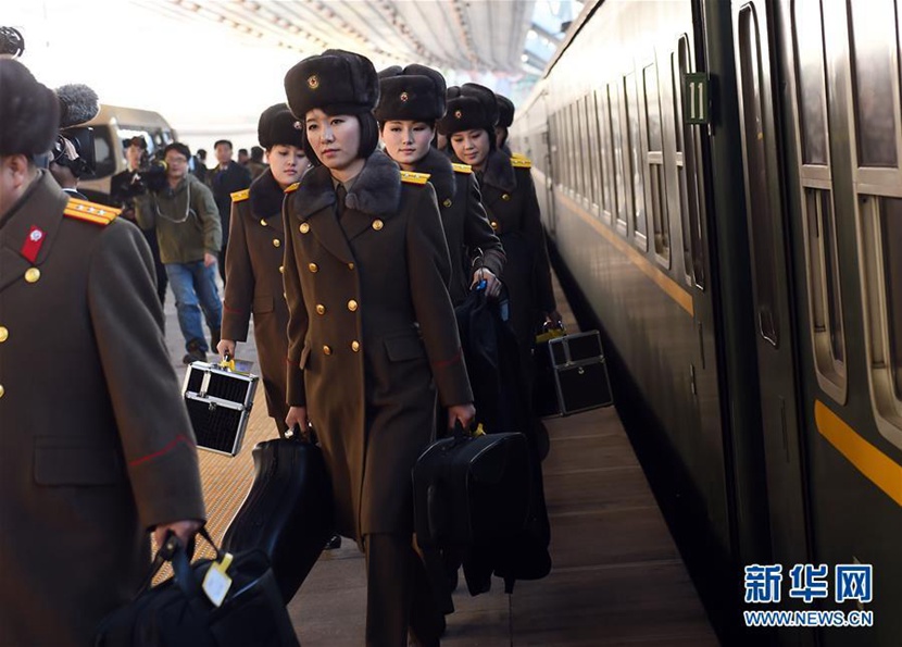 12月10日，訪問團成員們在北京站走下火車。 新華社記者金良快攝