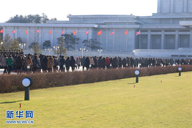 朝鮮民眾紀念金正日逝世四周年 排長隊獻花【組圖】