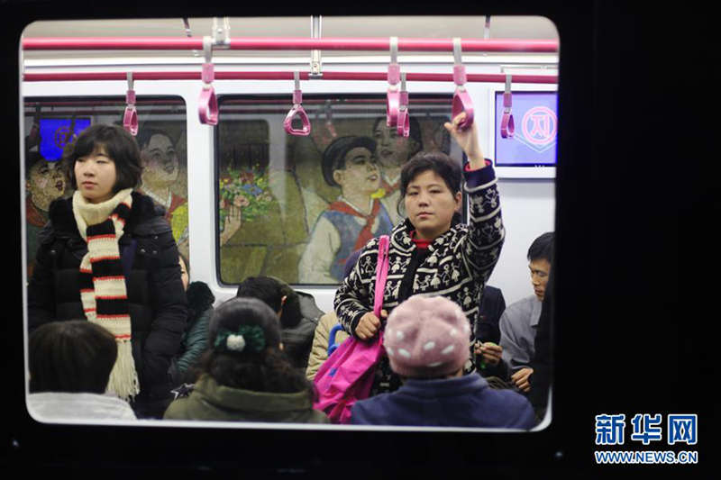 在朝鮮首都平壤的凱旋地鐵站，乘客乘坐新建造的地鐵列車（1月6日攝）。新華社記者朱龍川攝