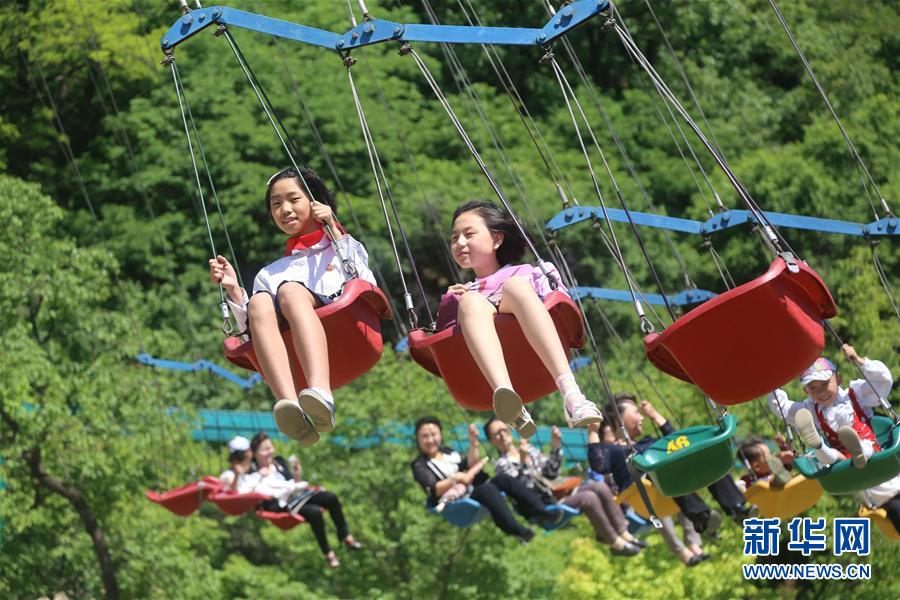  6月1日，在朝鮮平壤大城山游樂園，孩子們體驗游樂項目。