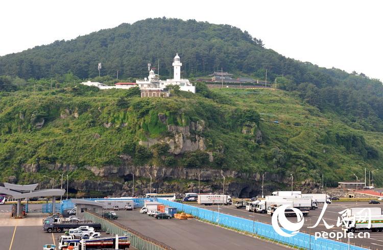 濟州島碼頭山頂的白色燈塔