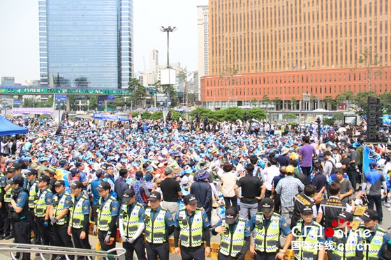 薩德部署地?cái)?shù)千民眾在首爾火車站示威，反對(duì)薩德部署