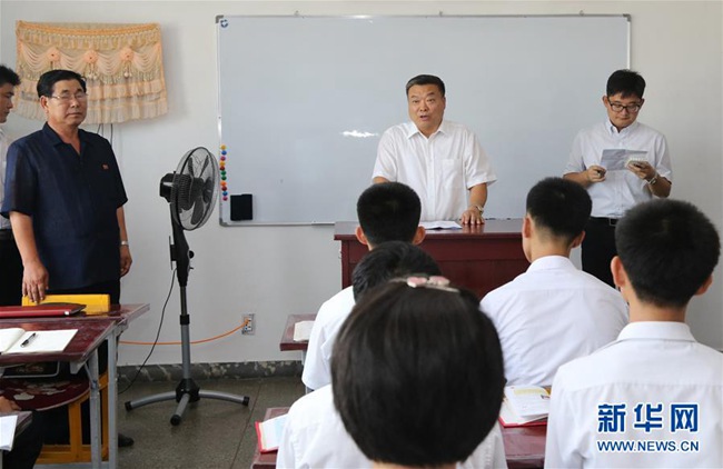 7月25日，在朝鮮平壤的東平壤第一中學，中國駐朝鮮大使李進軍（右二）向“毛澤東班”的學生們講話