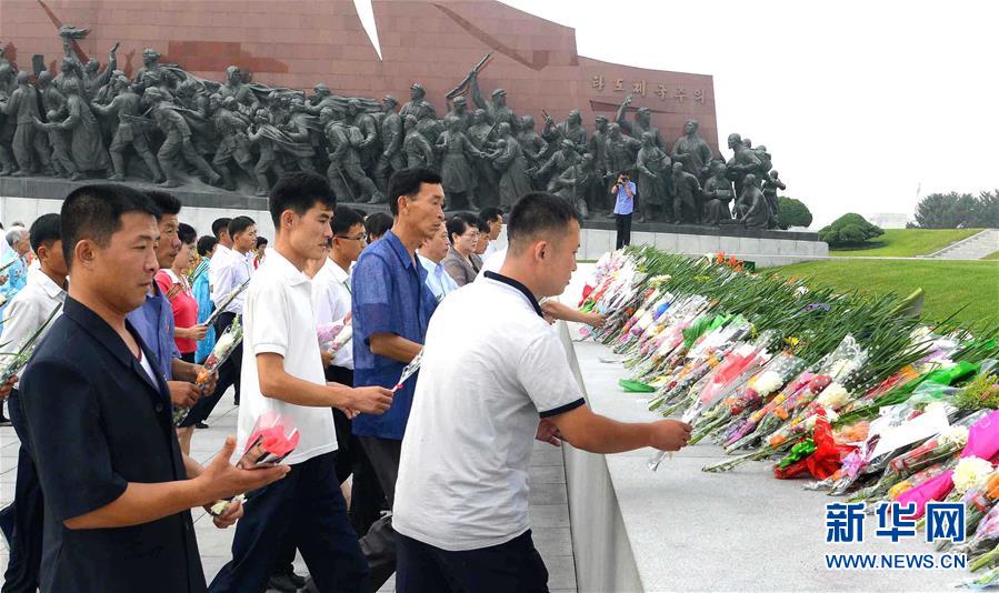 朝鮮民眾向領(lǐng)袖銅像獻(xiàn)花 紀(jì)念“解放日”（高清組圖）