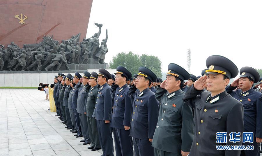 朝鮮民眾向領(lǐng)袖銅像獻(xiàn)花 紀(jì)念“解放日”（高清組圖）