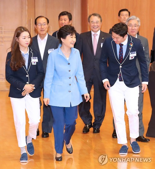 8月25日，在青瓦臺(tái)，韓國(guó)總統(tǒng)樸槿惠邀里約奧運(yùn)健兒共進(jìn)午餐。（圖片來源：韓聯(lián)社）