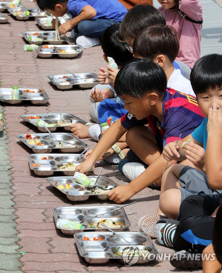 韓國慶州再發(fā)余震 小學(xué)師生在操場吃午飯(組圖)