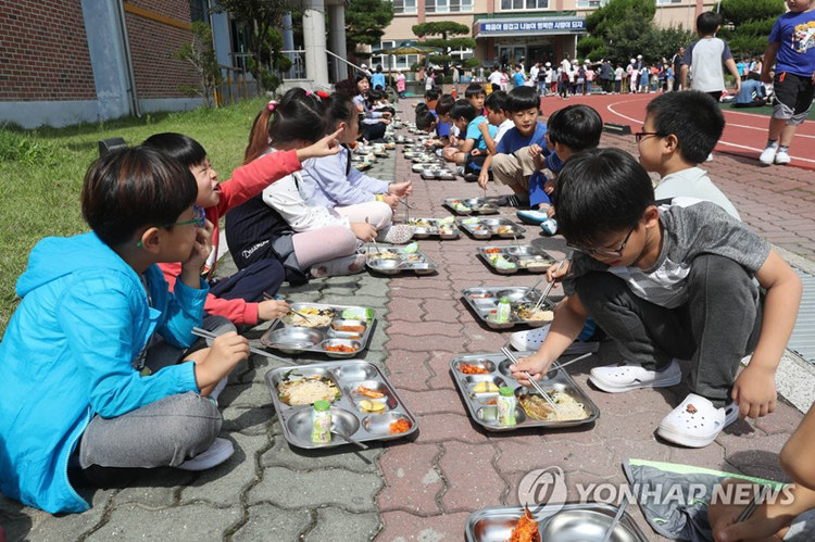 地震發(fā)生后學生們在操場就餐 （網(wǎng)頁截圖）