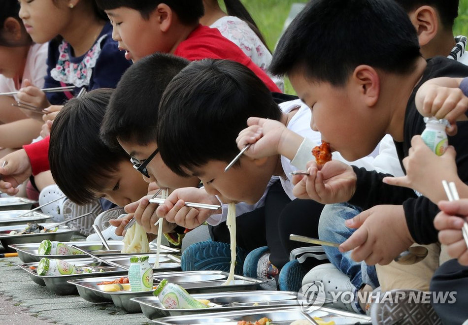 韓國(guó)慶州再發(fā)余震 小學(xué)師生在操場(chǎng)吃午飯(組圖)