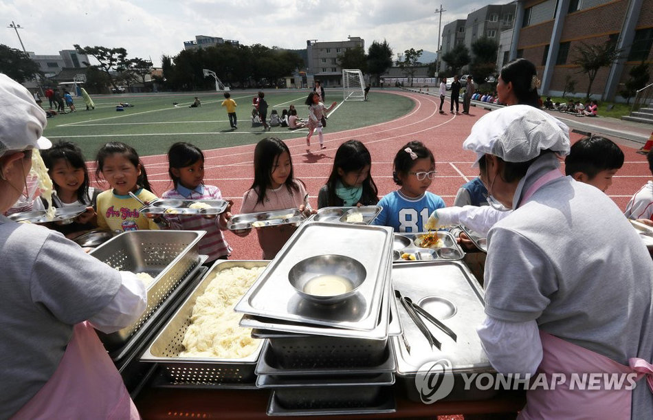 韓國慶州再發(fā)余震 小學師生在操場吃午飯(組圖)