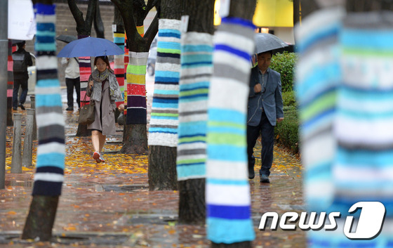 韓國：秋雨來襲氣溫低 大樹“穿毛衣”御寒（組圖）