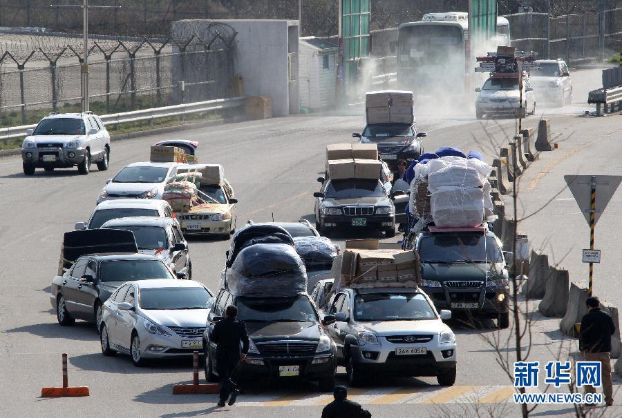 韓方人員撤離開城工業(yè)園 超載車扎堆現(xiàn)身樸真熙 攝  