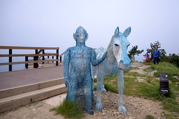 韓國的卡普里島——統(tǒng)營每勿島圖為在每勿島將軍峰瞭望臺上設(shè)置的雕像，名為《飛翔- Dreaming of soaring high》。