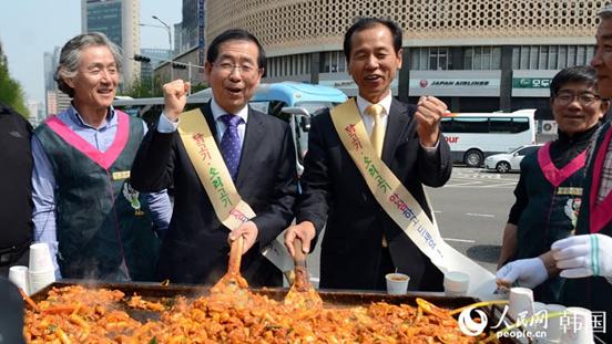 活動當天，在首爾市政府廣場，江原道知事崔文洵與首爾市長樸元淳親手給市民制作春川烤雞。